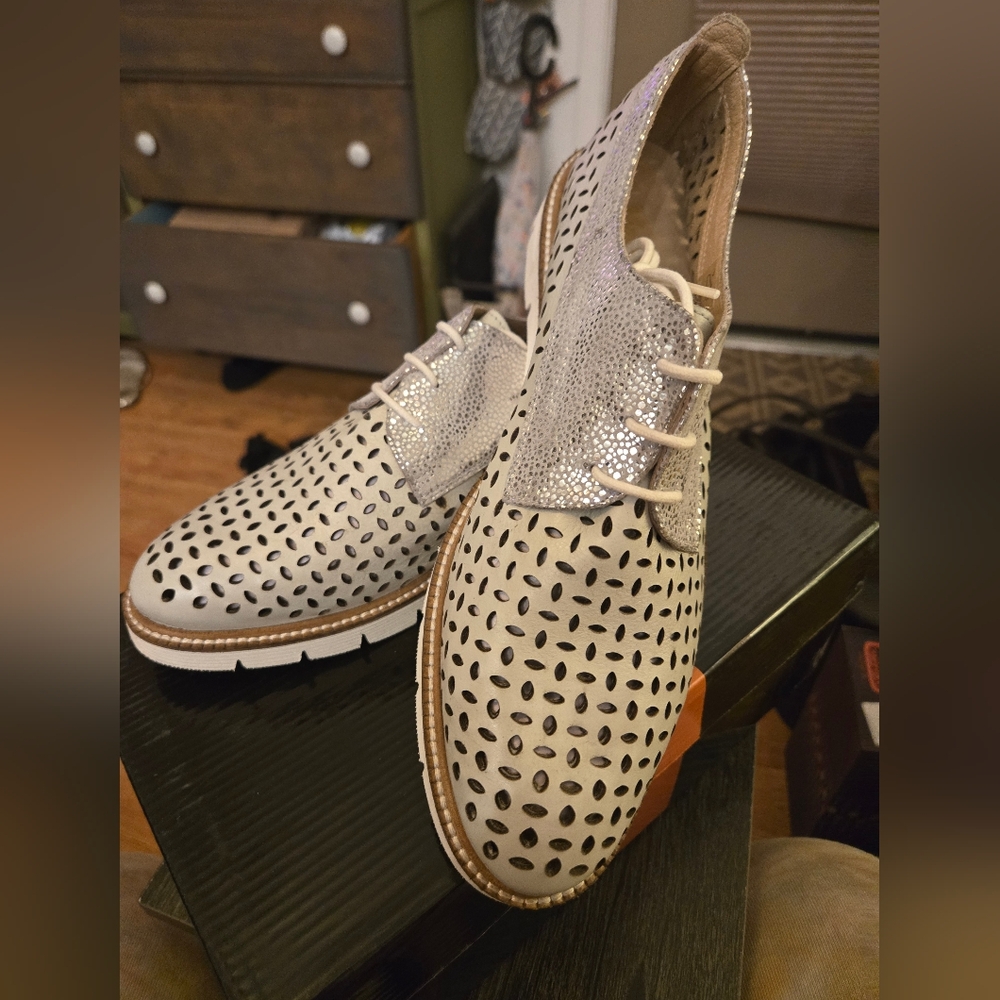 New Medici Leather Cut Out Oxford Loafers Size 41 (10)